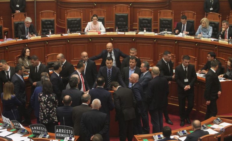 AKUZAT PER XHAFAJN/ Mblidhet sot Kuvendi, opozita pritet të bllokojë seancën