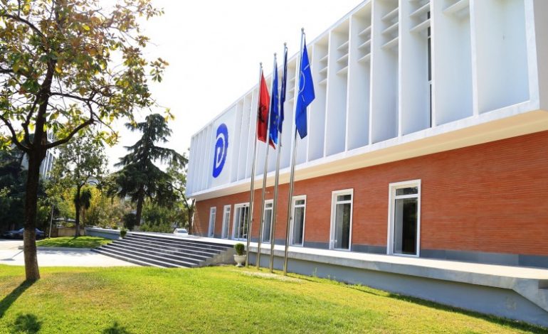 Policia gjyqësore “pushton” selinë e PD/ Duan audio-përgjimin e Agron Xhafajt