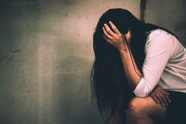 Babai përdhunon vajzën 15-vjeçare dhe dy mikeshat e saj: Nëse nuk e bëja do të MALLKOHESHIM me fatkeqësi