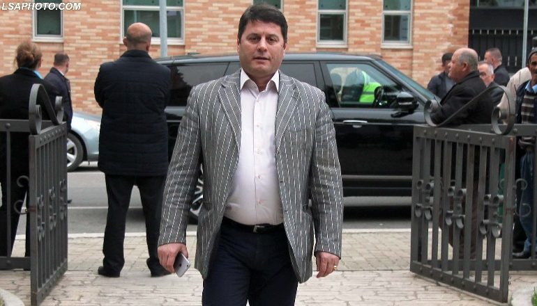 Pjerin Ndreu sulmon policinë pasi ngec në TRAFIK: Çfarë ju kushton të zbarkoni këtu?! (FOTO)