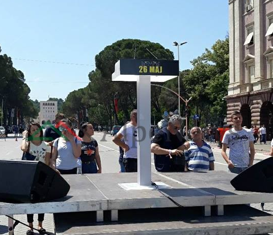 PROTESTA E OPOZITËS/ Basha në SHESH me demokratët, podiumi ku do të…
