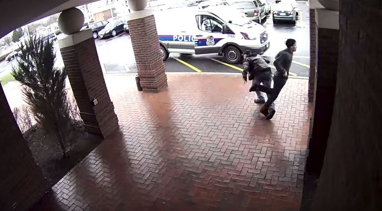 SHBA, kalimtari i guximshëm, ndalon personin e armatosur që po ndiqej nga policia (Video)