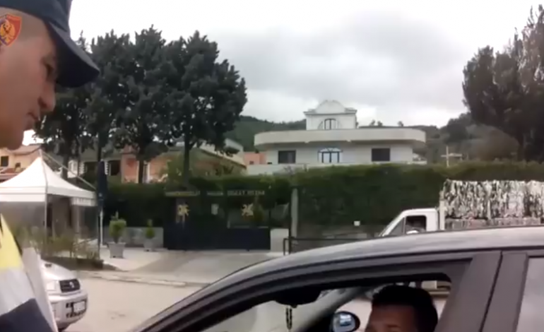 “Dil nga makina, hape dorën, çfarë ke aty poshtë?”/ Si u arrestua SHOFERI në Tiranë pasi donte ti jepte policit… (VIDEO)