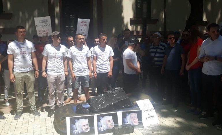 PROTESTA ME GOMONE PARA MINISTRISË/ Procedohen të rinjtë e FRPD dhe LRI…