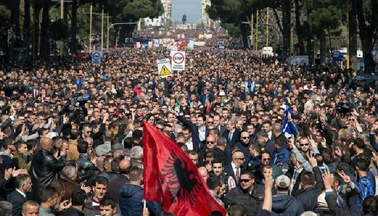 Protesta/ Opozita e Bashkuar katër orë në “Bulevard” për largimin e ministrit Fatmir Xhafaj