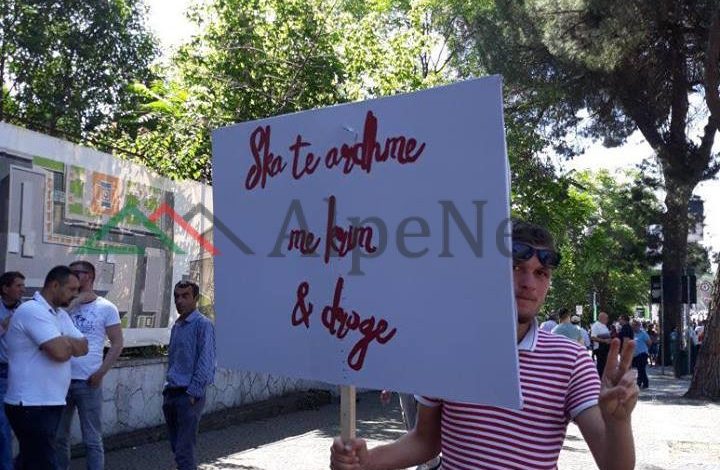 PROTESTA/ Demokratët me simbolin e tretë: Ska të ardhme me krim dhe drogë… (FOTOT)