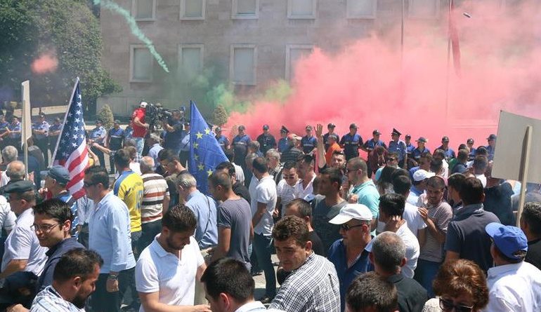 DEMOKRATËT NUK NDALEN/ Kërkojnë dorëheqjen e Xhafajt. Ja kur është protesta… (FOTO)