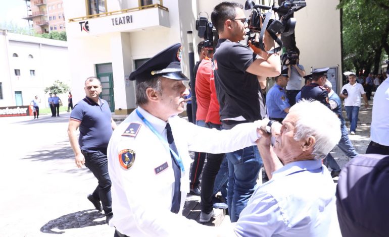 FOTOT/ Nis me tension protesta e PD para Ministrisë së Brendshme, pëplasen me policinë