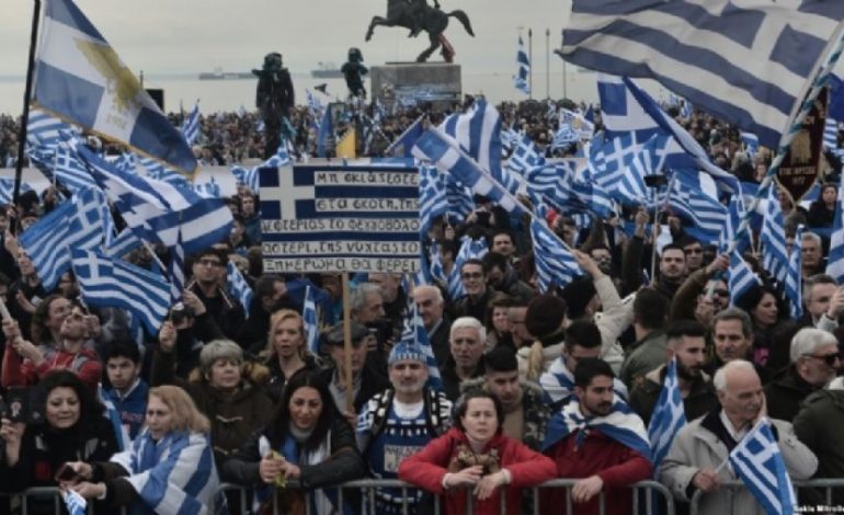 Grekët mobilizohen kundër emrit të ri të Maqedonisë, paralajmërohen protesta