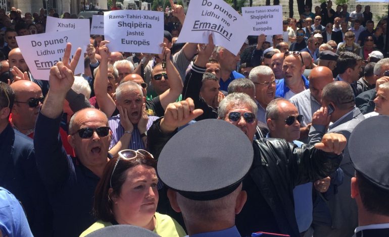 FOTOT/ PD protestë poshtë zyrës së Xhafajt, qëllohet me vezë godina e ministrisë