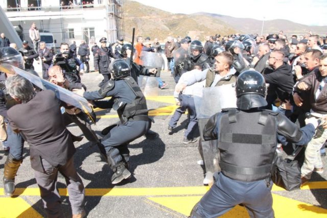 Këshilltarët nga Kukësi, Hasi e Tropoja letër Ramës e Metës: Lironi protestuesit, anuloni tarifën e Rrugës së Kombit