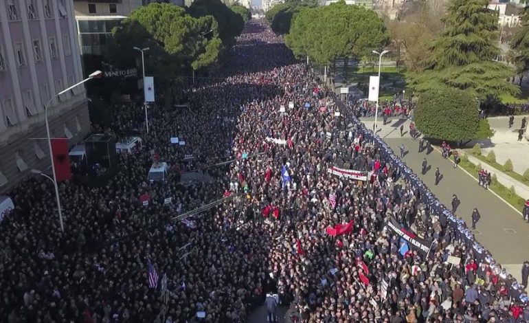 QË SONTE NË GATISHMËRI/ Policia THIRRJE protestuesve: Nuk do të tolerohen… (MONITORIMI)