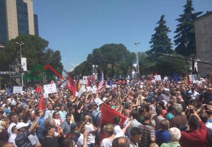 Shikoni çfarë po ndodh brenda PROTESTËS SË OPOZITËS (FOTO EKSKLUZIVE)