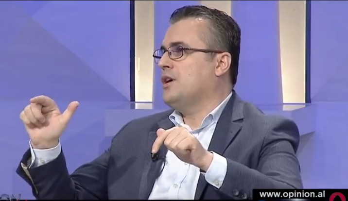 Flet Rakipllari: Ja ku ndryshon PËRGJIMI për gazetarët nga privatët