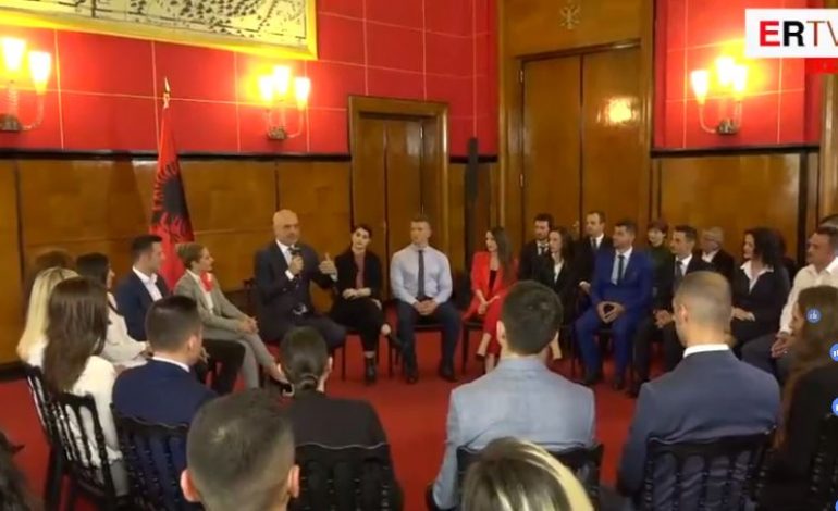 Rama takim me ekuipazhin e “Air Albania”: Kompania e parë shqiptare, si do të jenë çimimet (VIDEO)