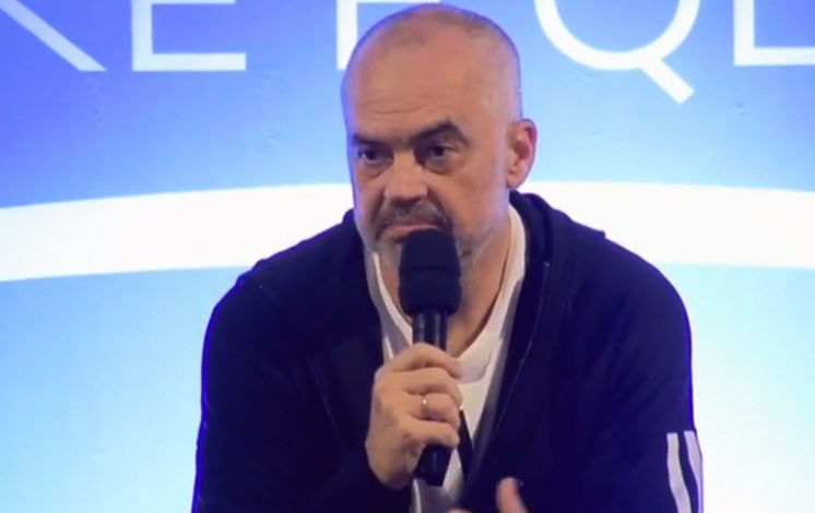 “Jetë, shëndet dhe liri se Skënderbeu…”/ Rama ndërpret qytetarin: Lere se për atë kemi Elisën…