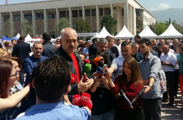 Rama flet nga panairi: Ose aplikoni për punë, ose shkruani në Facebook “o legen na gjej punë”