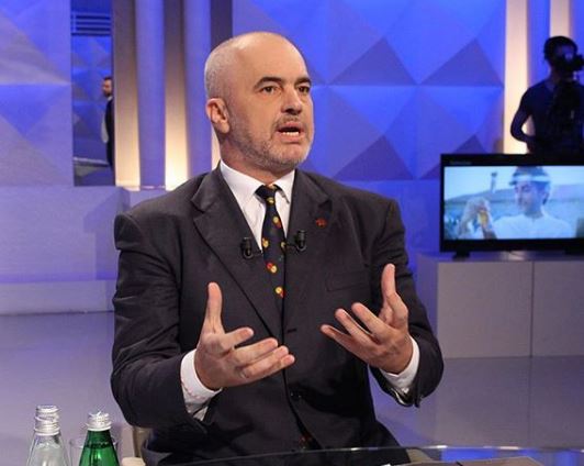 “Pse e braktisët Saimir Tahirin?”/ Komentuesit nuk i ndahen Ramës