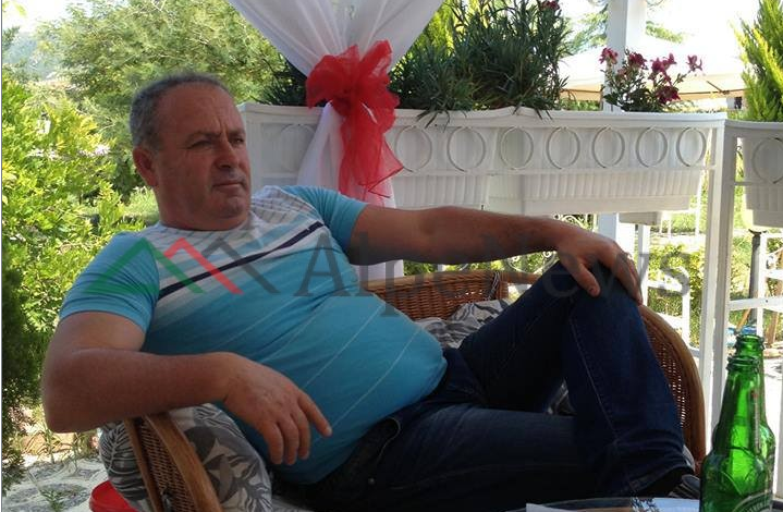 QYTETARËT ANKOHESHIN PËR TË/ Kush është Robert Poçi, KREU i hipotekës në Berat që u shkarkua pasi… (FOTO)