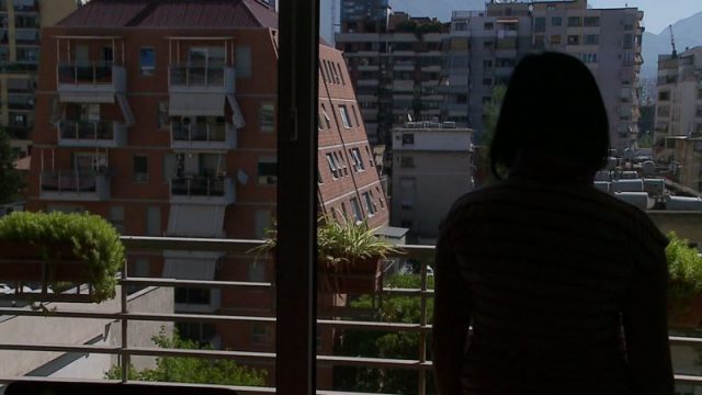 Rrëfimi i vajzës shqiptare që iu premtua “PARAJSA”, por e detyruan të PROSTITUONTE që në moshën 14-vjeçare