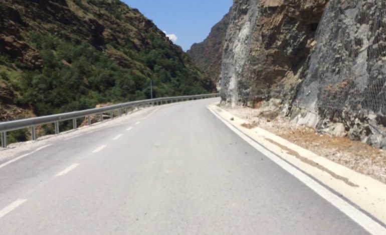 KORÇË/ Përmbyset në rrugë mjeti i ngarkuar me DRU KONTRABANDË. Dy persona të plagosur rëndë