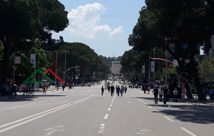 POST PROTESTA/ Çfarë ndodhi sot në Bulevard. Nga demokratët e ZHGËNJYER tek… (FOTOT)