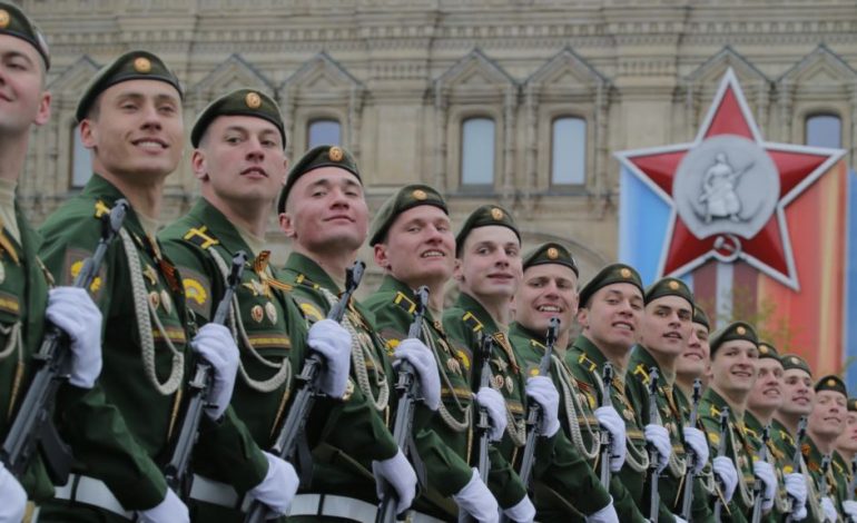 Rusia shkurton shpenzimet ushtarake pas sanksioneve perëndimore, për herë të parë në dekada