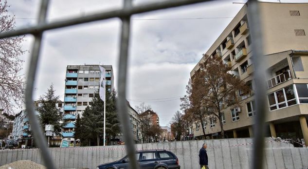 Serbët e Beogradit në panik: Shqiptarët po blejnë masivisht pronat e serbëve në veri të Mitrovicës