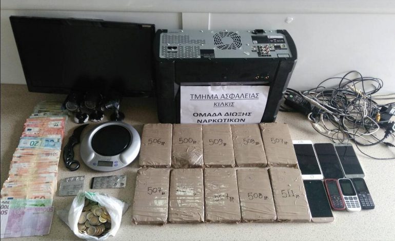 NGA HEROINA TEK MIJËRA EURO/ 35-vjeçarja SHQIPTARJA e pëson keq kur policia… (DETAJET)