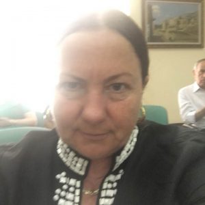 PEDAGOGIA QË URINONTE NË KLASË/ Si dha urdhra në GJYQ duke përzënë avokatin: JASHTË! Jam… (VIDEO)