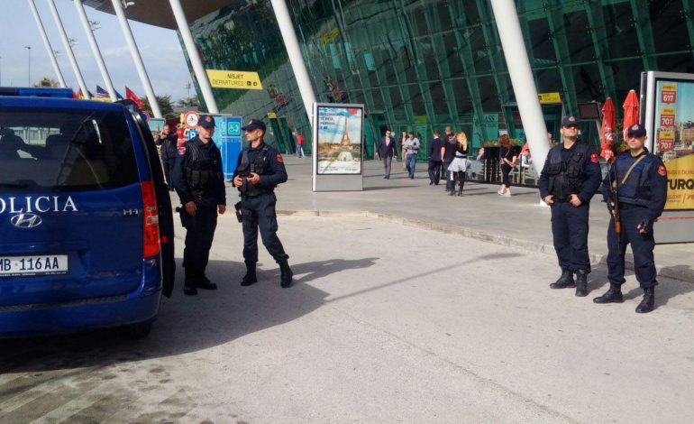 TENTOI TË KALONTE MALLRA KONTRABANDË/ Kapen DY të rinjtë në Rinas. Njëri prej tyre…