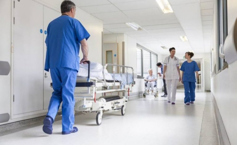 E FUNDIT/ E reja që u hodh nga kati i katërt i pallatit, VDES në spital. Kishte…