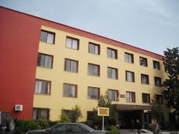 KAOS NË BERAT/ I shërbyen një të riu me FRUTH. Dy infermieret përfundojnë në spital pas…