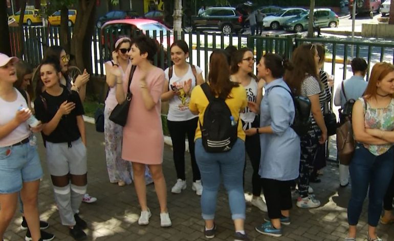 Studentët e MJEKSISË bojkotojnë mësimin dhe ngrihen në PROTESTË: Duam që të…