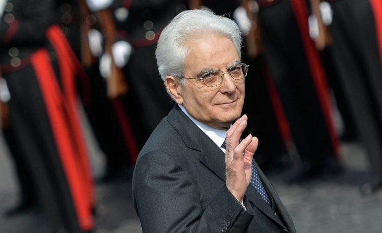 Mattarella kërkon qeveri të përkohshme në Itali