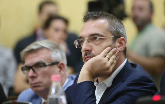 FOTO/ Dita e parë në “arrest shtëpie” për Saimir Tahirin, ish ministri në ballkon duke…