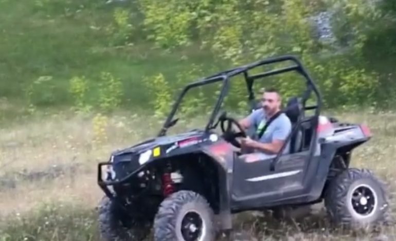 U paralajmërua të mos dilte VETËM/ Por shihni çfarë bën Saimir Tahiri tek Mali me Gropa (VIDEO)
