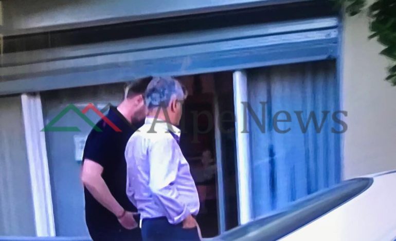 NË SHTËPINË E TAHIRIT/ Nga kafja me avokatin tek mbërritja e prokurorëve në… (FOTOT)