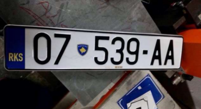 Serbët në dilemë, targat e Kosovës apo të Serbisë?