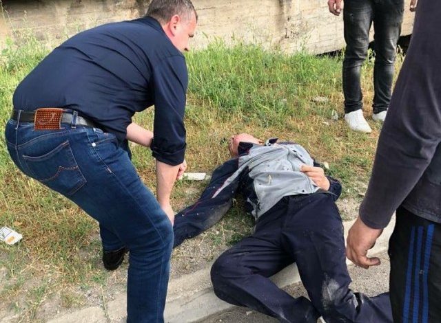 Taulant Balla i shpëton JETËN qytetarit që sapo ishte aksidentuar nga një automjet… (FOTO)
