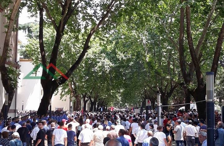 BASHA TËRHEQ PROTESTUESIT/ Qytetari e kundërshton: Pse keni frikë mor… (VIDEO)