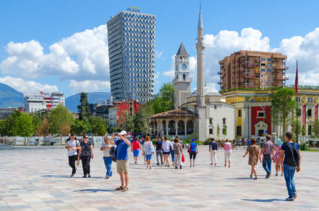 Tirana për turistët, shumë të huaj vizitojnë kryeqytetin