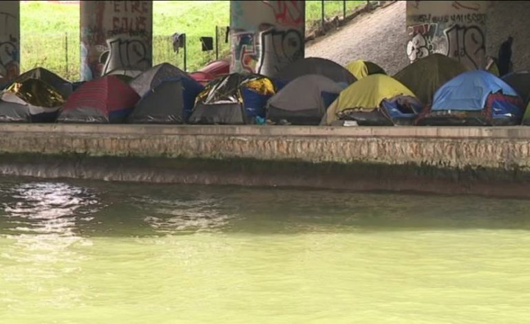 Policia në Paris, evakuon kampin e emigrantëve në Paris