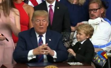 Djali përpiqet disa herë të përqafojë Trump, presidenti e shikon dhe i plotëson dëshirën (VIDEO)
