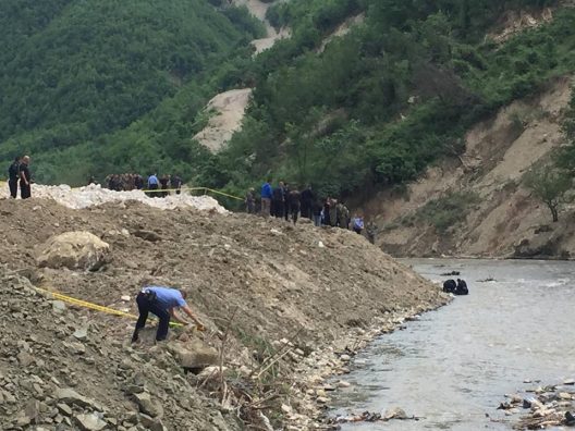 NJËRI PREJ POLICËVE U GJET NË LUM/ Policia jep DETAJE për trupin tjetër: Sot kemi…