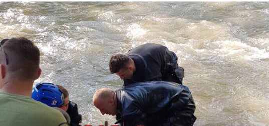I HUMBUR PREJ DITËSH/ Momenti kur TRUPI i policit Armend Trena nxirret nga uji (FOTO+18)