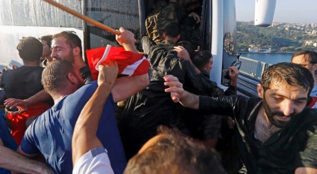 Erdogan vazhdon ndëshkimin për kundërshtarët e tij arreston edhe 20 ushtarë