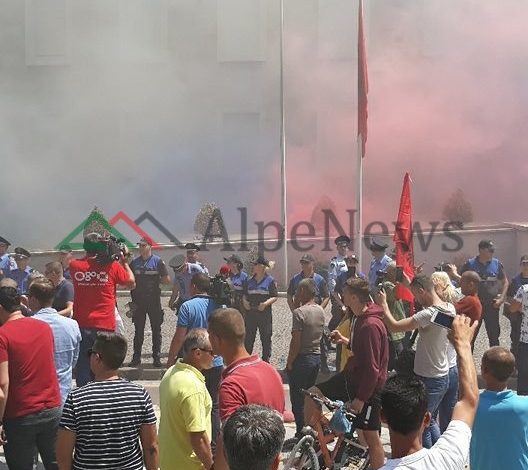 PËRPLASJE NË PROTESTË/ Protestuesit TENTOJNË të çajnë kordonin e policisë…