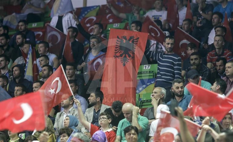Mbi 20 mijë qytetarë presin Erdogan në Bosnjë, mes tyre dhe flamuj shqiptarë (FOTO)