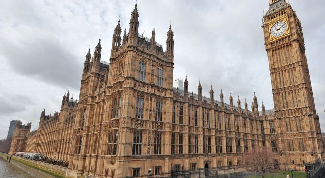 Britania e Madhe “luftë” parajsave fiskale. Synohet të…